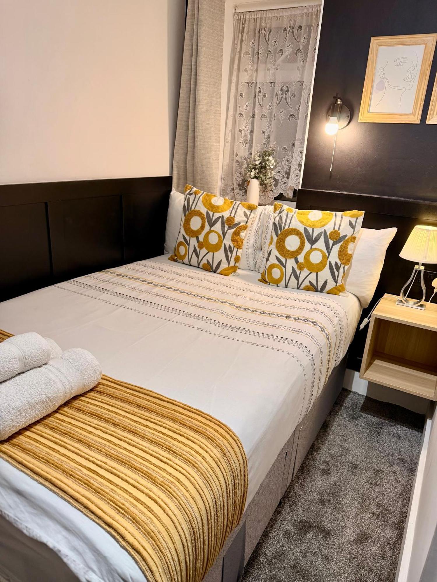 Small Double Room,1743303228:JPEG
